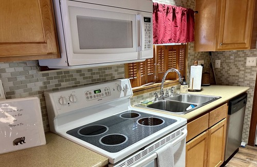 Arrowbear Lake Cabin | Cozy and cute ski cabin only 3 miles from Snow Valley. Hiking trail close by.