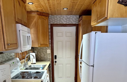 Arrowbear Lake Cabin | Cozy and cute ski cabin only 3 miles from Snow Valley. Hiking trail close by.