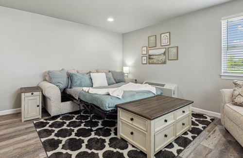 Whitesboro Apartment | Cozy and Cute Studio 15 minutes from Lake Texoma and 30 minutes from WinStar.