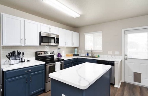 San Antonio House | Cozy and Elegant 3 bed/2 bath/neighborhood pool