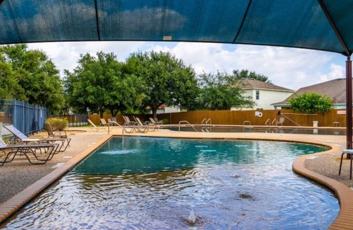 San Antonio House | Cozy and Elegant 3 bed/2 bath/neighborhood pool