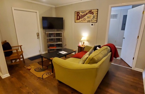 West Monroe House | Cozy and In the Middle of it all 2br/1ba - Extended Stay!