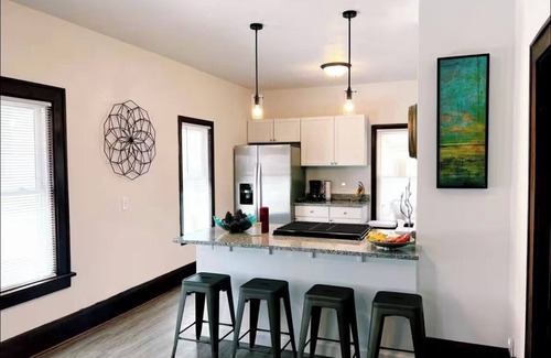 Minneapolis House | Cozy and Modern 4 bedroom 1 Bathroom McKinley Homenn