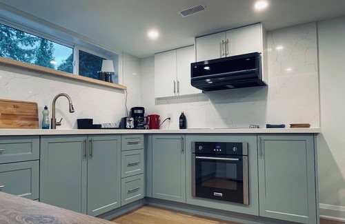 Wexford House | Cozy and Modern Place Near Local Attractionsn