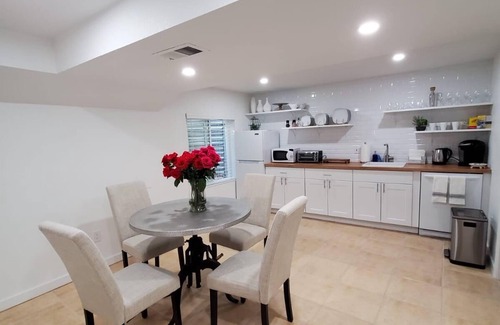 Aurora House | Cozy and modern suite /Dog Friendly /Home Office.!