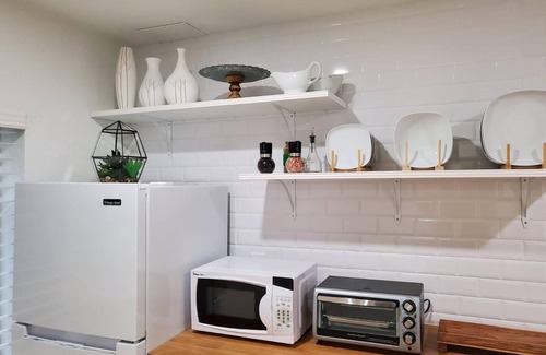 Aurora House | Cozy and modern suite /Dog Friendly /Home Office.!