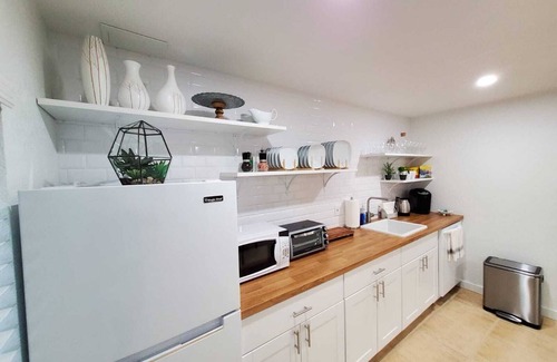 Aurora House | Cozy and modern suite /Dog Friendly /Home Office.!