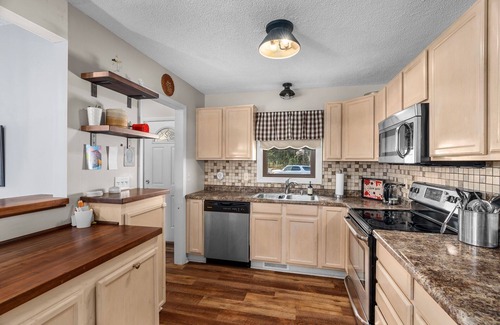 Lakeland House | Cozy and Private 2-bedroom townhome in Lakeland - peaceful nature backdrop!