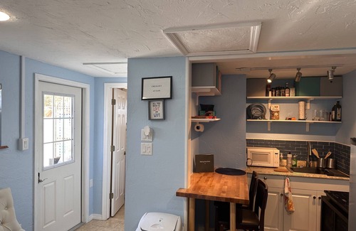 Sarasota Springs Apartment | Cozy and Private Studio Retreat near Downtown & Beaches