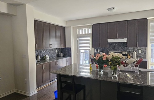 Ajax House | Cozy and Relaxing Brand New Townhome 10 mins away from Pickering and Ajax Casino