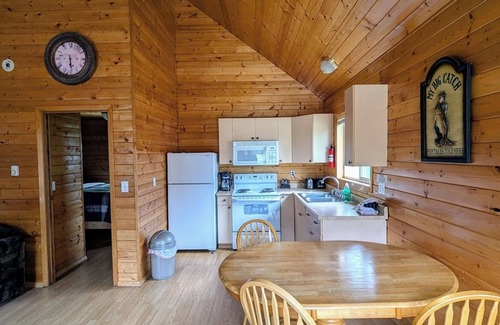Regional District of Fraser-Fort George Cabin | Cozy and Relaxing Getaway Cabin #9n