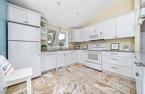 Cressy Cottage | Cozy and Scenic Lakefront Cottage in Prince Edward County.