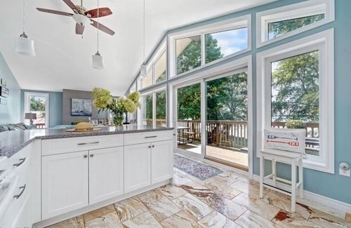Cressy Cottage | Cozy and Scenic Lakefront Cottage in Prince Edward County.