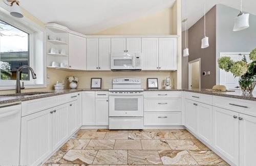 Cressy Cottage | Cozy and Scenic Lakefront Cottage in Prince Edward County.