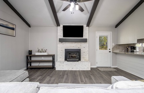 Benton House | Cozy and Serene 3 Bed 3 Bath in Great Area Close to Everything