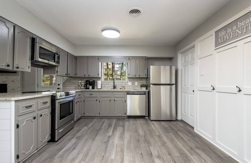 Benton House | Cozy and Serene 3 Bed 3 Bath in Great Area Close to Everything