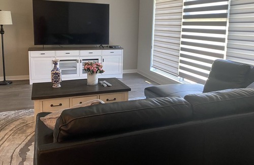 Edmonton House | Cozy and spacious villa with 4 bedrooms, large parking, hi-speed Wi-Fi, and more