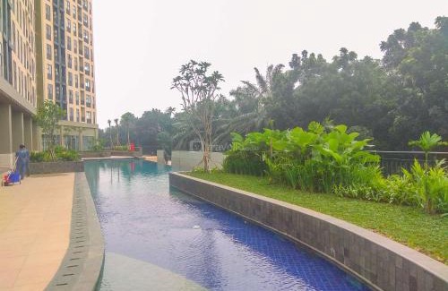 Depok Apartment | Cozy and Strategic Studio at Transpark Cibubur Apartment By Travelio