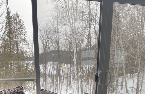 Val-des-Monts Ski Chalet | Cozy and Tranquil Chalet on Lac Macgregor - Unwind and Enjoy the Good Life