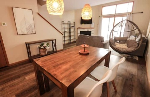 Wisconsin Dells House | Cozy and welcoming Waterfront Boho Retreat -Central location