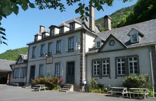 Saint-Vincent-de-Salers Apartment | Cozy Apartment Near Puy Mary: Hiking, Skiing, Historic Villages, 2BR, Sleeps 4, BBQ, Garden