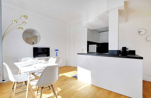 Suresnes Apartment | Cozy Apartment 2Bdr/5P - in the Heart of Suresnes