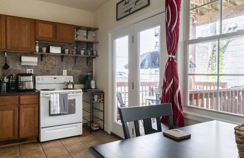 Brightwood Apartment | Cozy Apartment at Washington DC! Sun Filled & Comfortable!