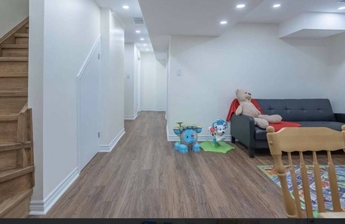 Barrie House | Cozy apartment in basement close to Georgian Mall