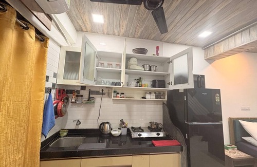 Pali Hill Apartment | Cozy apartment in beautiful Chuim village, Bandra west