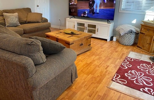 Courtice Apartment | Cozy Apartment in Courtice warm and friendly!