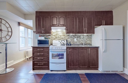 Brampton Apartment | Cozy Apartment in Downtown Brampton ~Walk to restaurants, shopping and Gage Park