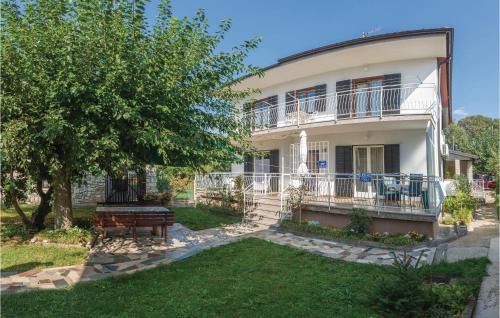 Lovrecica Apartment | Cozy Apartment In Lovrecica With Wifi