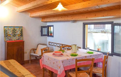 Tusa Apartment | Cozy Apartment In Tusa With Kitchen
