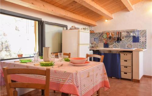 Tusa Apartment | Cozy Apartment In Tusa With Kitchen