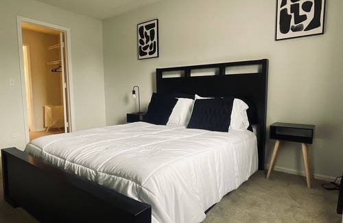 Lombard Apartment | Cozy Apartment Mins from OakBrook mall, restaurants and attractions.
