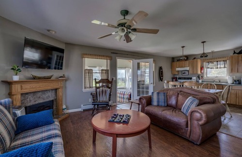 Cape Vincent House | Cozy apartment w/river view near boat launch