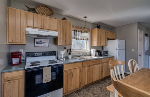 Cape Vincent House | Cozy apartment w/river view near boat launch