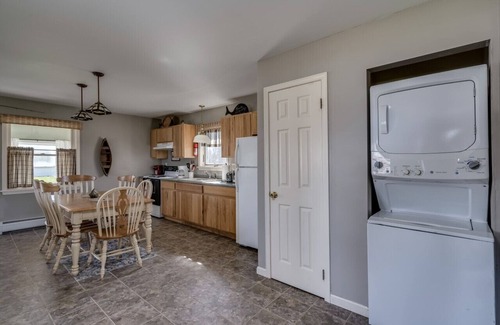 Cape Vincent House | Cozy apartment w/river view near boat launch