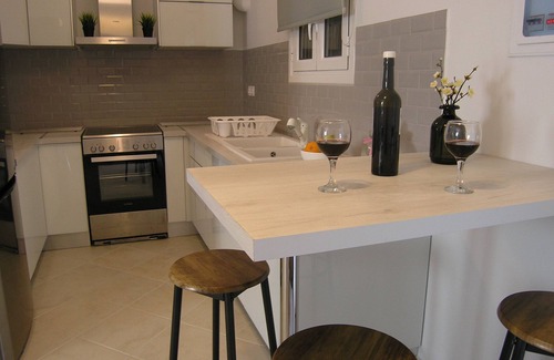Ipsos Apartment | Cozy Apartment with Jucuzzi & Fitness center - perfect for couples!
