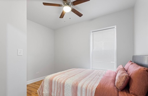 Woodlawn Apartment | Cozy Apartment with Location near the University of Chicago & Lake Shore Drive