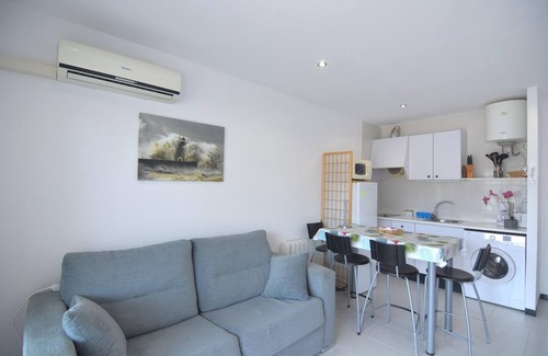 Santa Margarida Apartment | Cozy Apartment with Terrace and Canal Views, Near the Beach in Roses, Costa Brava.