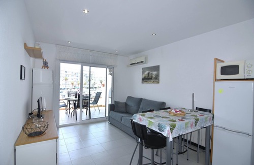 Santa Margarida Apartment | Cozy Apartment with Terrace and Canal Views, Near the Beach in Roses, Costa Brava.