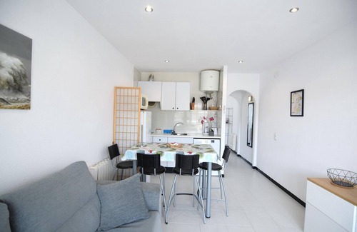 Santa Margarida Apartment | Cozy Apartment with Terrace and Canal Views, Near the Beach in Roses, Costa Brava.