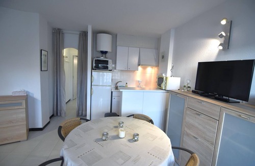 Santa Margarida Apartment | Cozy Apartment with Terrace and Canal Views, Near the Beach in Roses, Costa Brava.