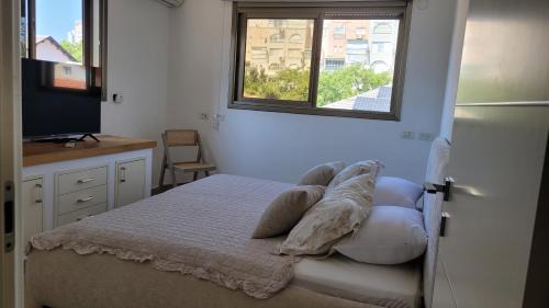 Netanya Apartment | Cozy Apartment with Terrace Near Beach & City Netanya