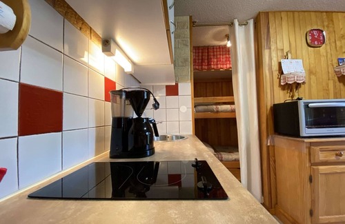Praz-sur-Arly Apartment | Cozy apt for 6, Praz-sur-Arly, free shuttle, parking, pets allowed