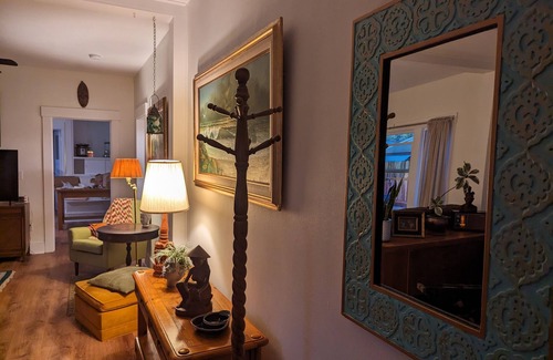 Woodland Cottage | Cozy artsy home near downtown for family's and pets