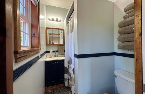 Lee Bed & Breakfast | Cozy B&B in walking distance to onsite tasting room in Lee!