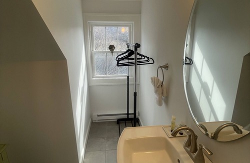 South Kortright Bed & Breakfast | Cozy B&B with WiFi and AC in Terrific South Kortright