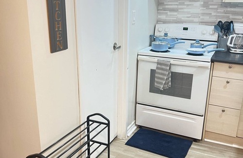 Rexdale Apartment | Cozy Bachelor apartment| 2mins to major retail store